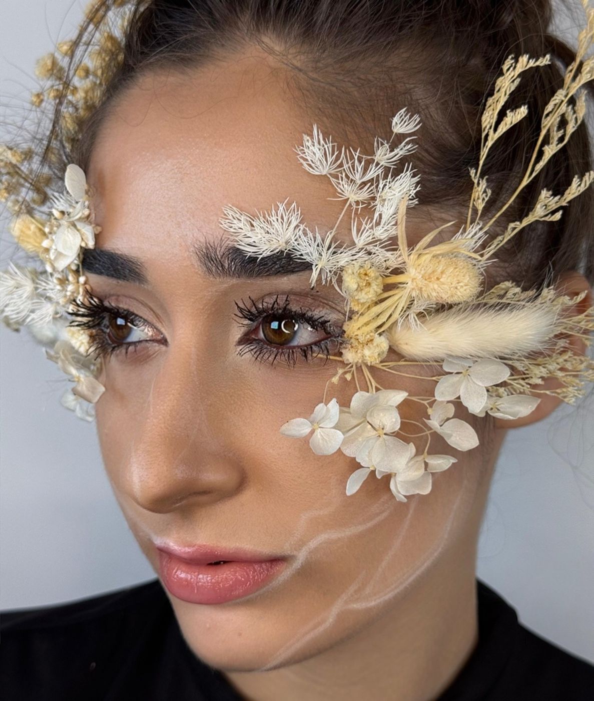 Trucco creativo con fiori secchi