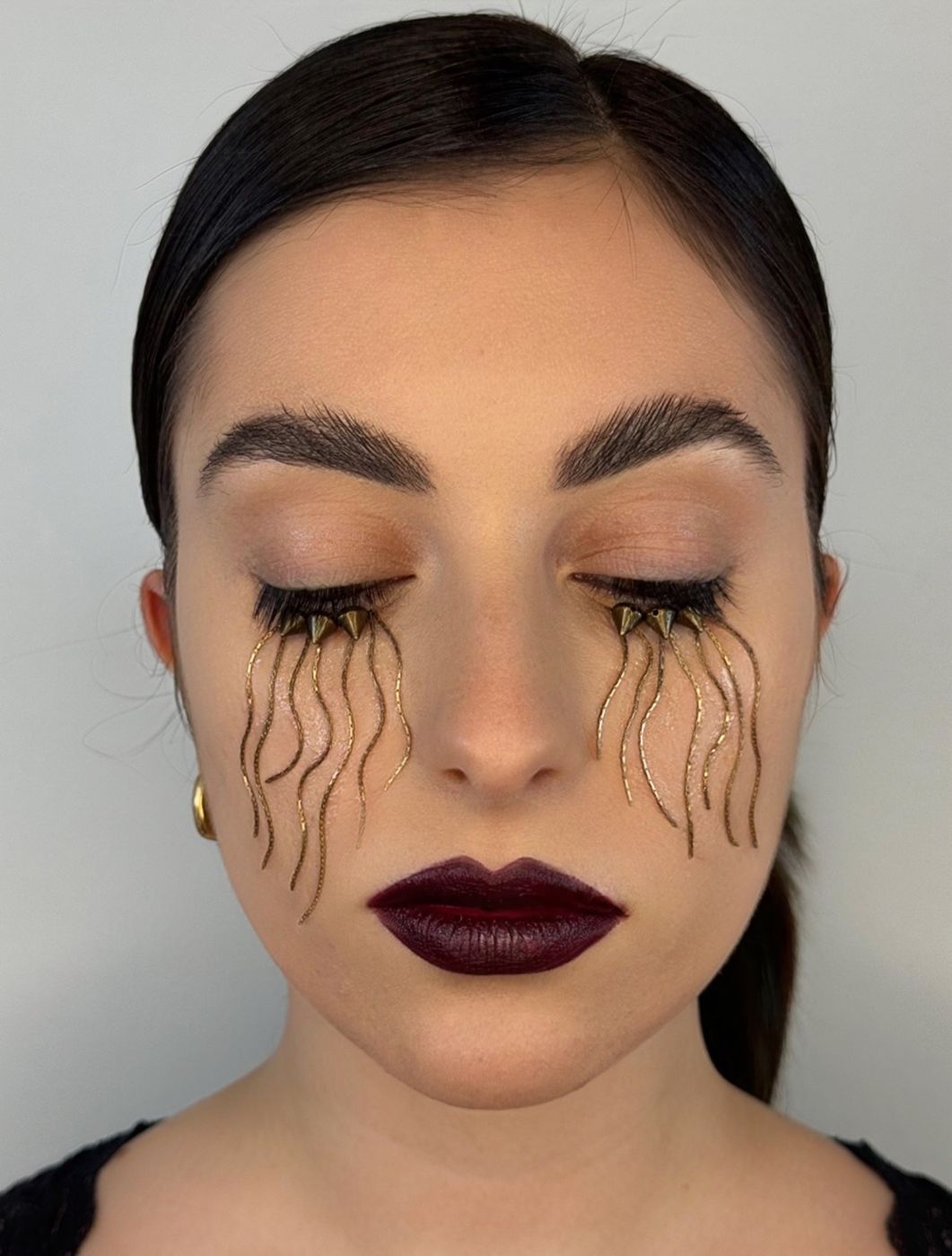 Trucco creativo con lacrime d'oro
