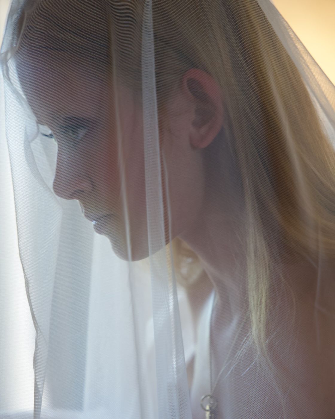 Sposa con velo, trucco di Luna Taddonio pubblicato su Vogue Italia